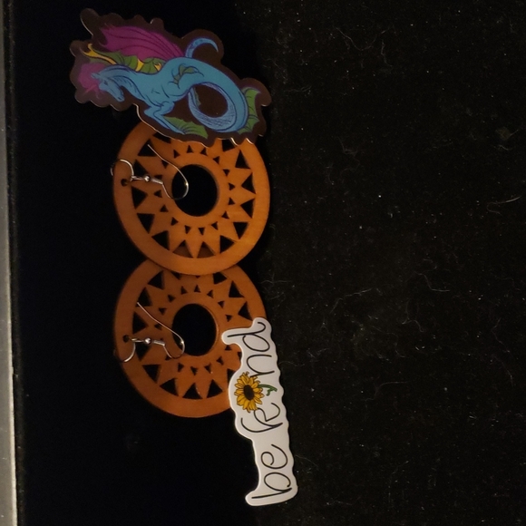 Wooden lightweight earrings with 2 stickers - Picture 2 of 2